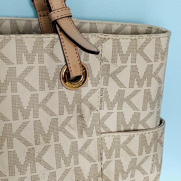 Michael Kors Jet Set Signature Tote in Vanilla - Picture 4 of 8